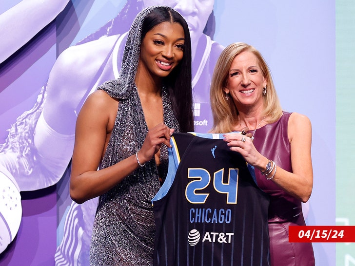 Angel Reese posa com a comissária da WNBA Cathy Engelbert