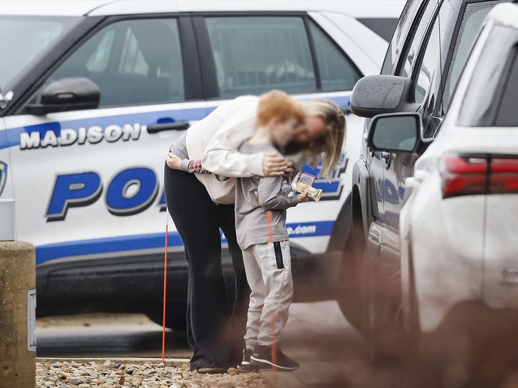 policiais no local do tiroteio na escola em Wisconsin Shutterstock 6