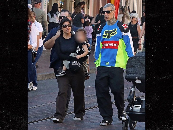 kourtney-kardashian-travis-barker-backgrid-3