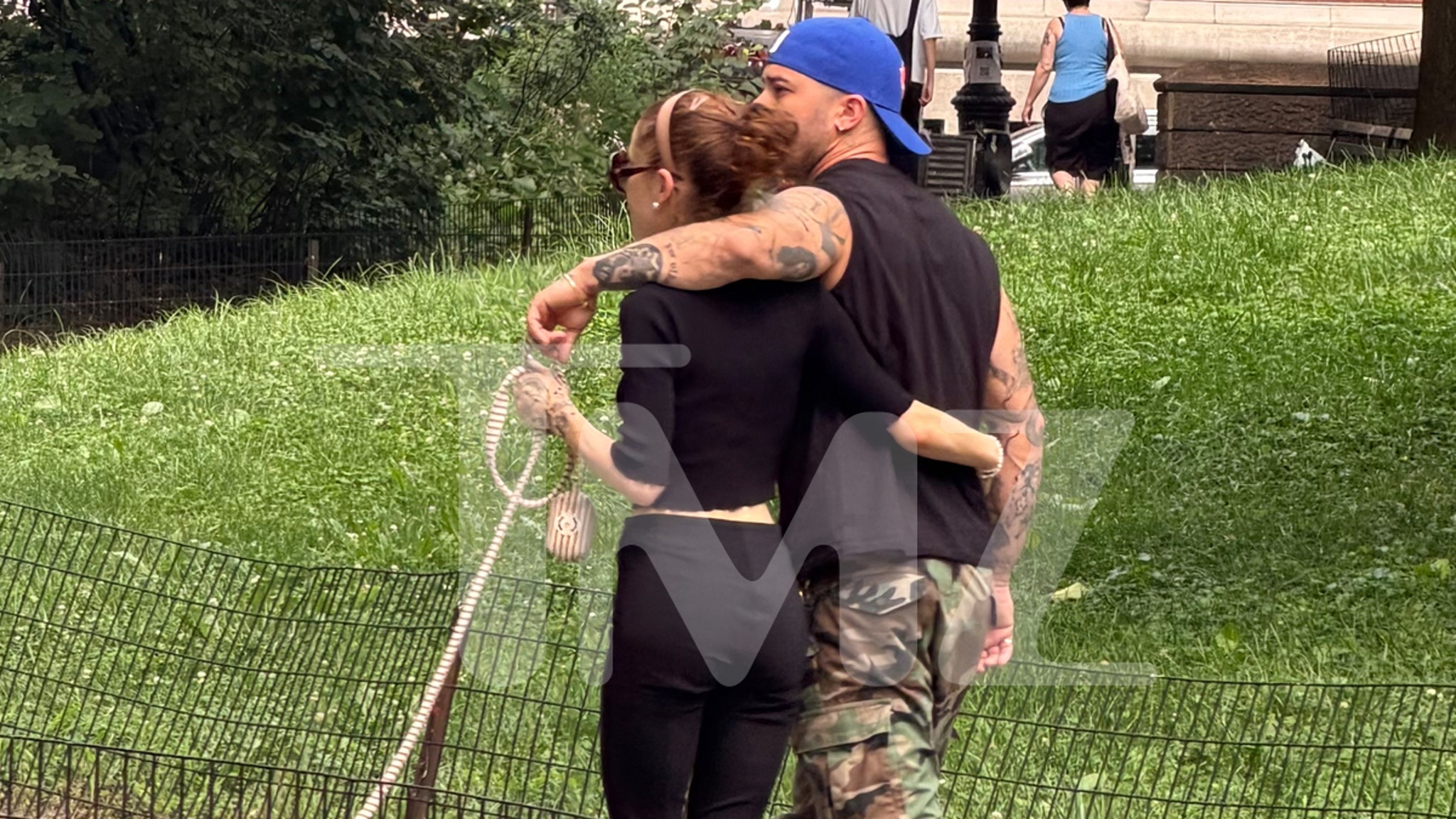 Ariana Grande & Ricky Alvarez Cozy Up During Central Park Stroll