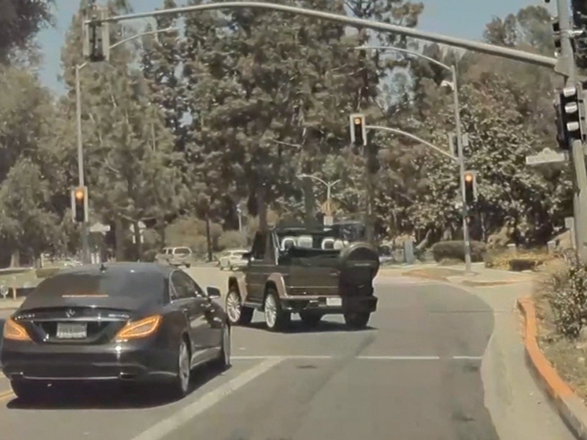 Travis Scott RUNS through a red light AND a stop sign while on the way to  pick up daughter Stormi