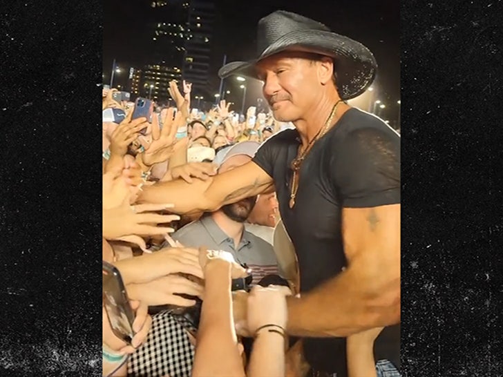 Tim McGraw falls off stage during concert, uses moment to bond with fans