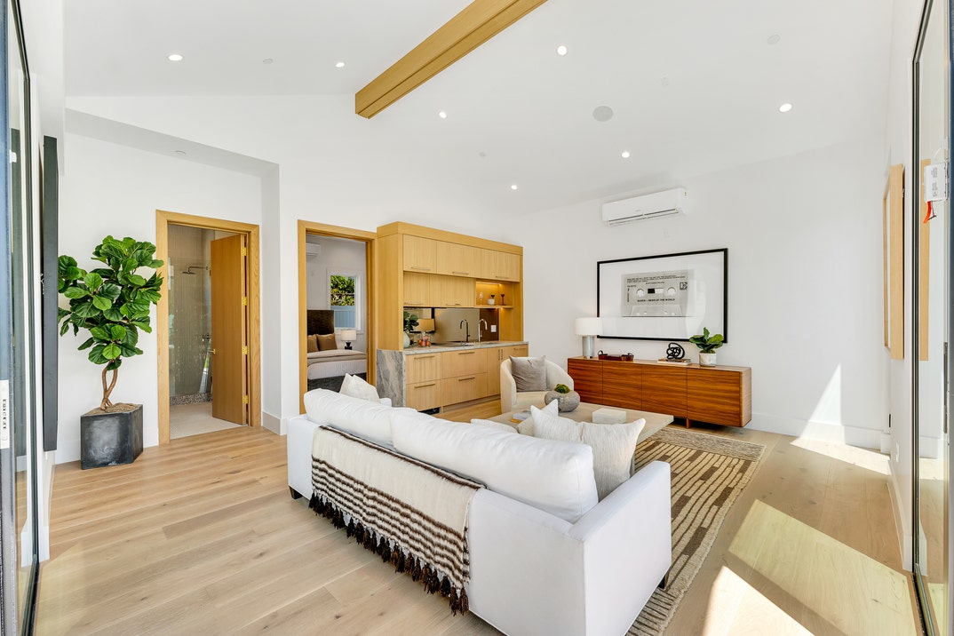 Allison Holker home 33