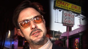 0808_David-Arquette_crazy_girls