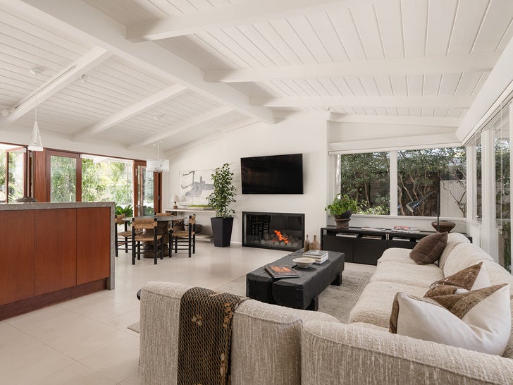 0321-Ellen-DeGeneres-Sells--Montecito-beach-bungalow-primary-4