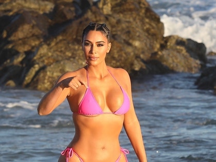 Kim Kardashian Pink Bikini Mexico Photos 25