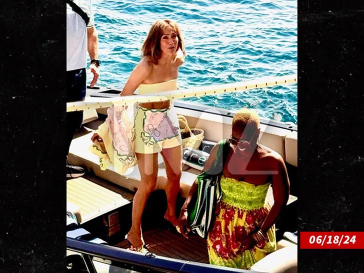 Jennifer Lopez sur un bateau en Italie sous
