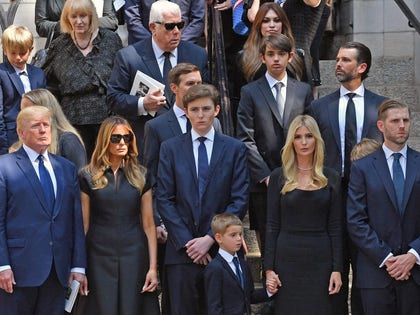 Donald Trump With His Wife And Kids Together photos 4