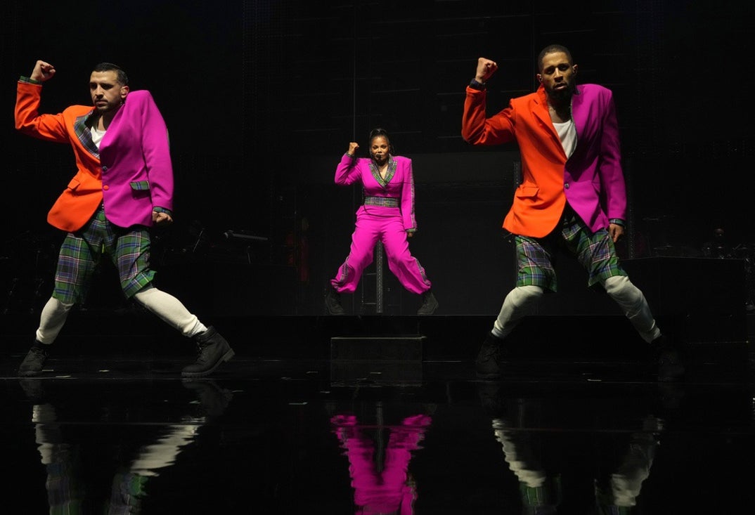 Janet Jackson Singing And Dancing On Stage 2