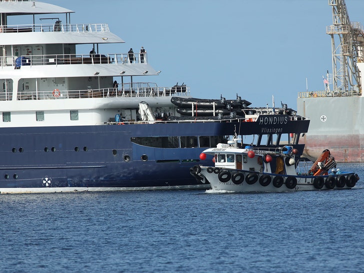 Passagiers van Mv Hondius verlaten boot Getty 3