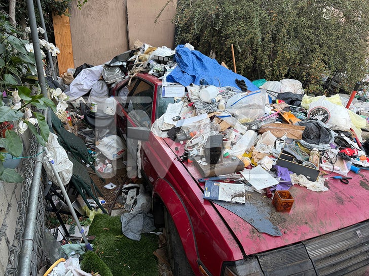 1007-Los-Angeles-Infamous-Trash-House-Sub2
