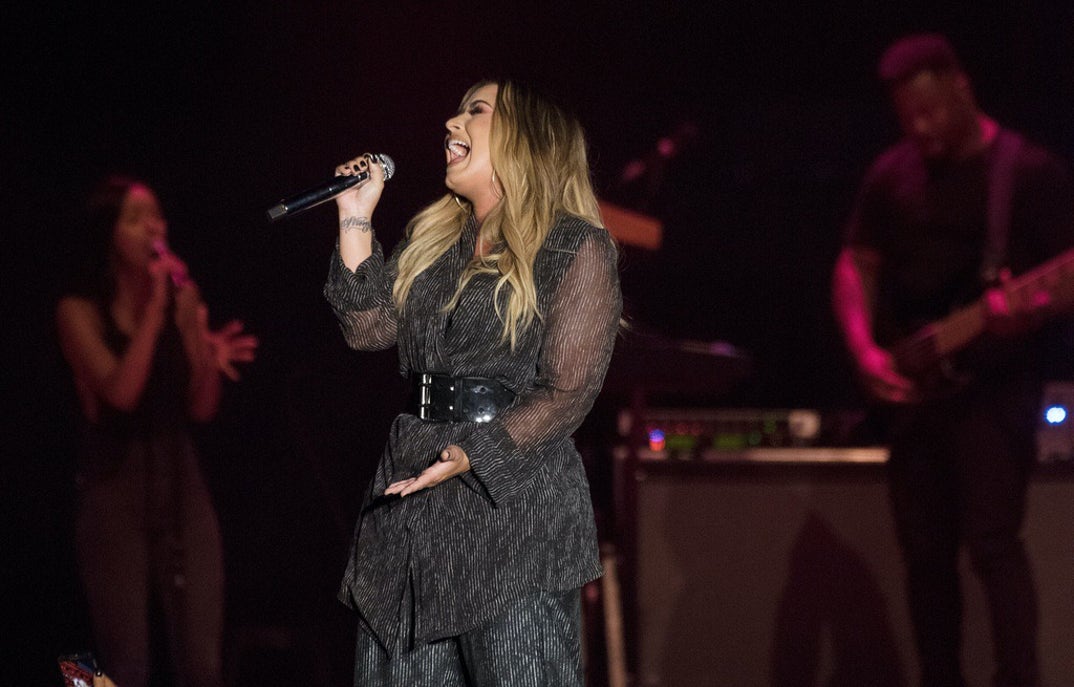 demi_performance_pics_01