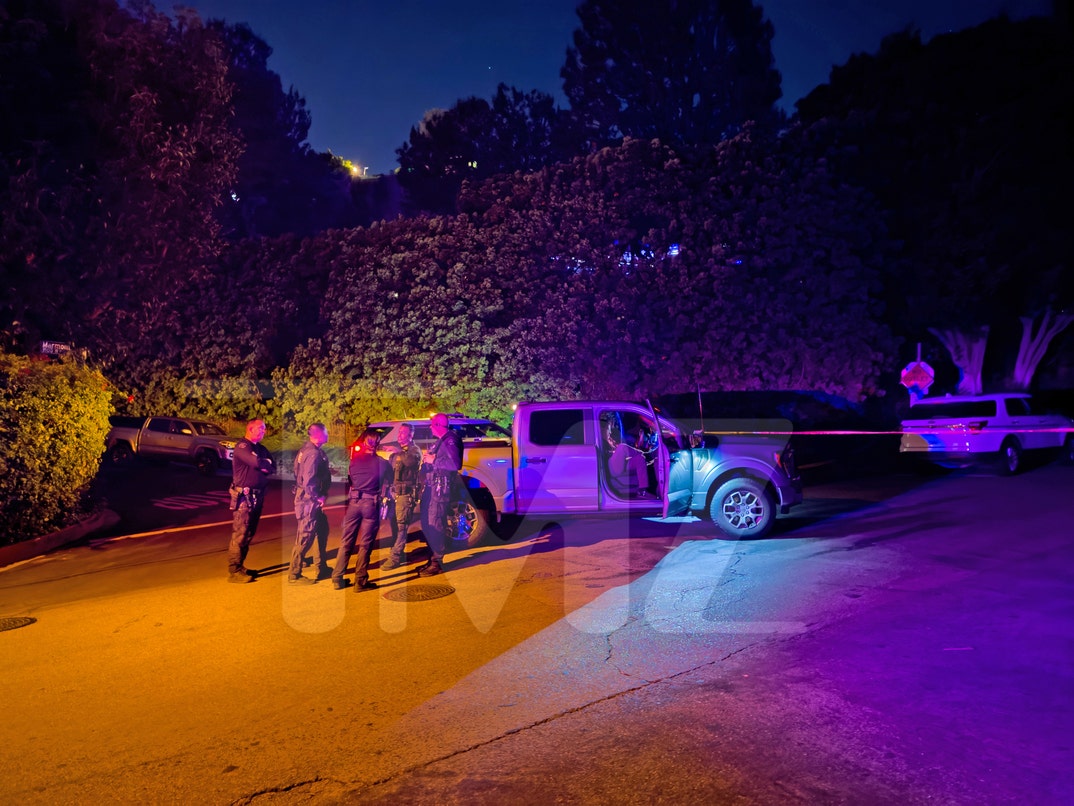 Police-Outside-of-D4VD-House-TMZ-1