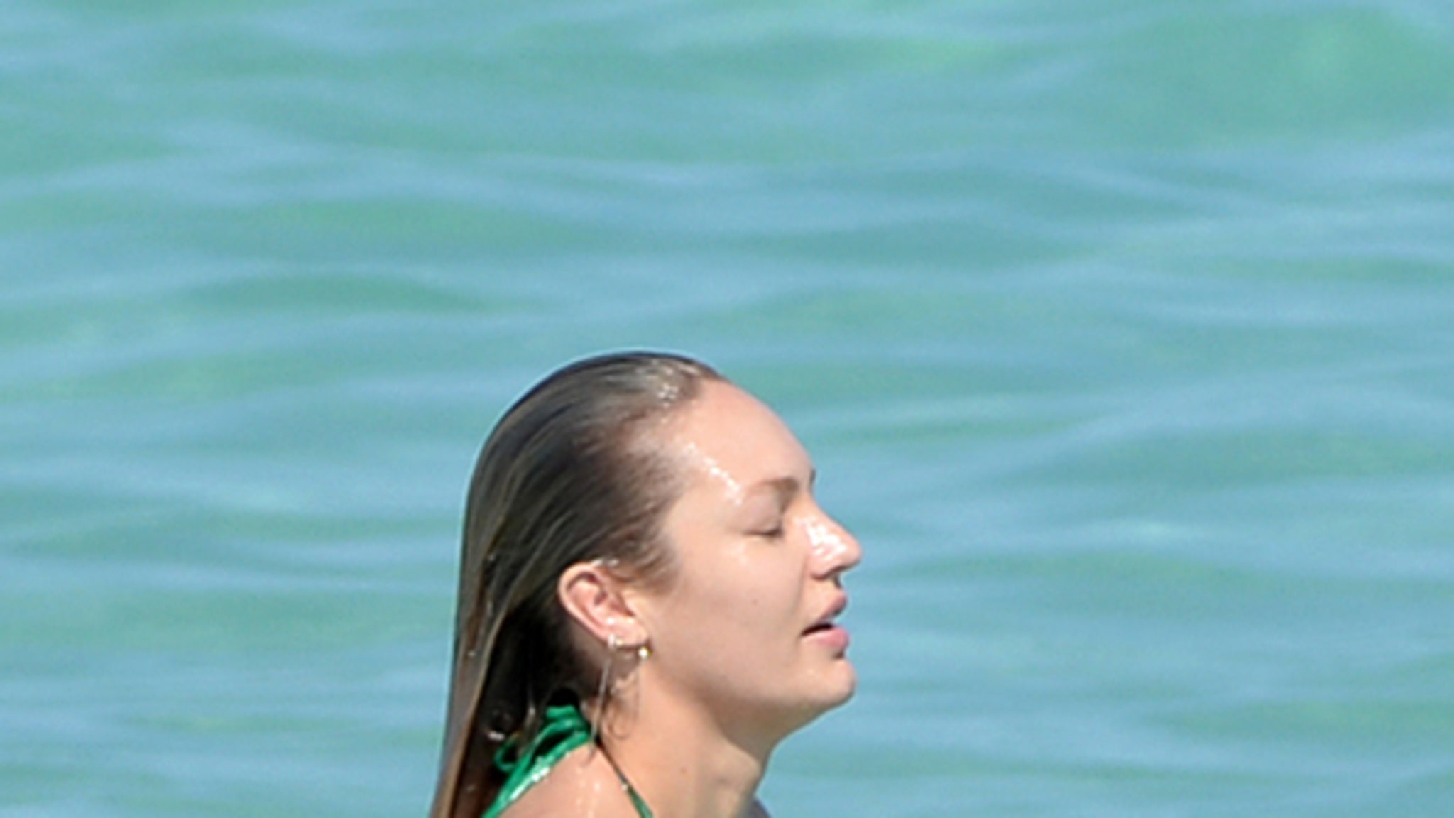 candice-swanepoel-s-beach-bum