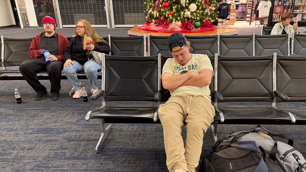 Milwaukee airport thanksgiving fashion