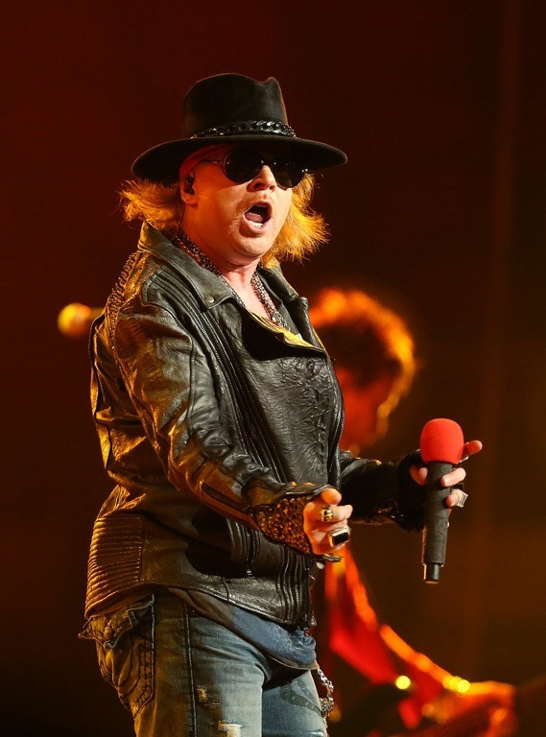 0401_gunsnroses_performance_19