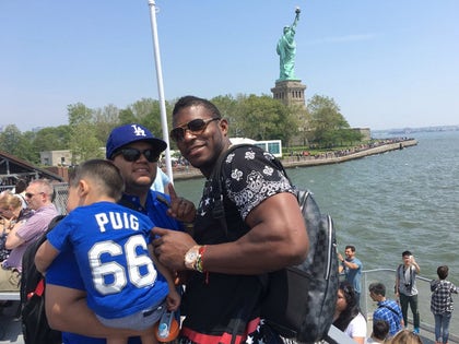 0527-yasiel-puig-statue-of-liberty-TWITTER-01