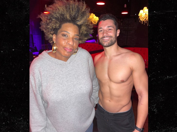 Macy Gray Rents Out Las Vegas Bar For Private Party With Chippendales.jpg