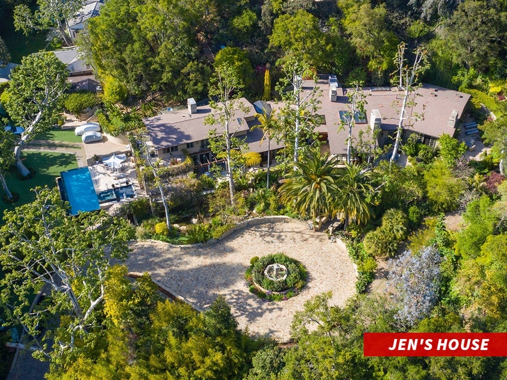 Jennifer Lopez and Ben Affleck Will All Move into Her House After Remodel.jpg
