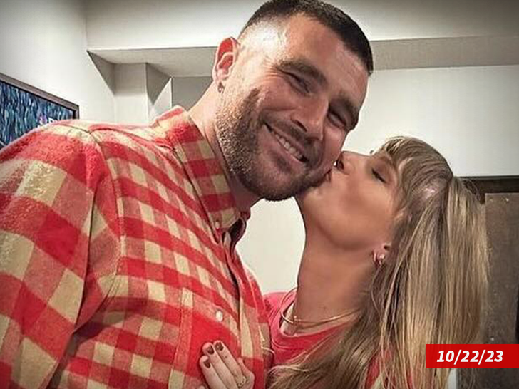 Taylor Swift bacia Travis Kelce