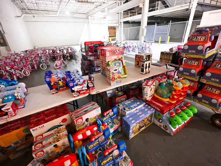 1222-Lil-Baby-Lil-Yachty-Host-Holiday-Give-Back-Event-Sub1