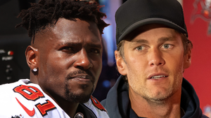 Antonio Brown Shares 2021 Text From Tom Brady, 'Demonstrating Poor Decisions'