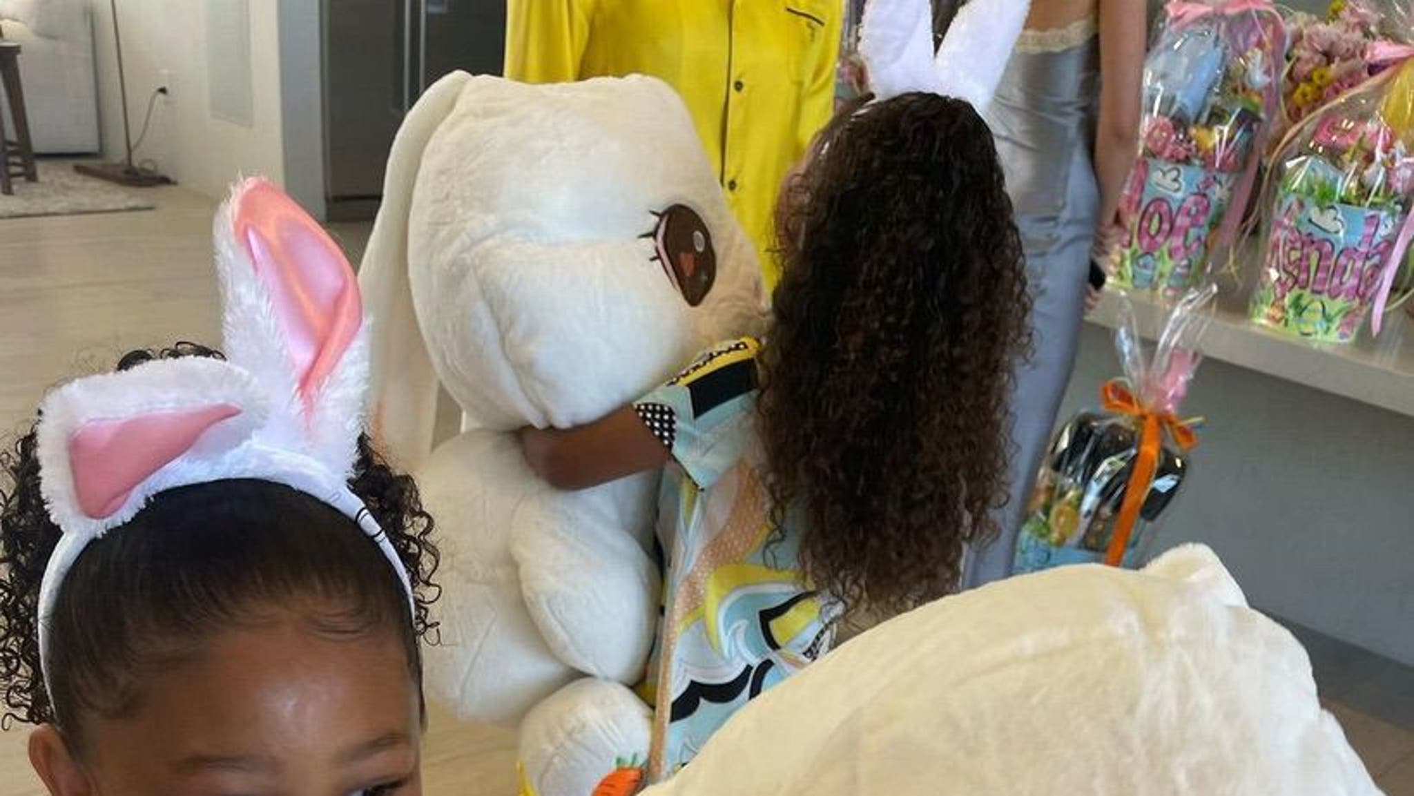 Stars Celebrating Easter 2023(01)