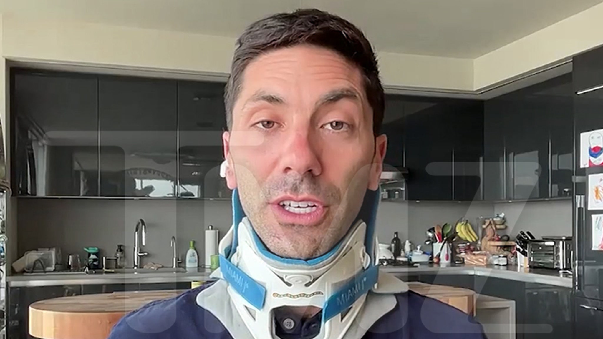 Nev Schulman avanza en la meta del maratón después de un accidente casi fatal