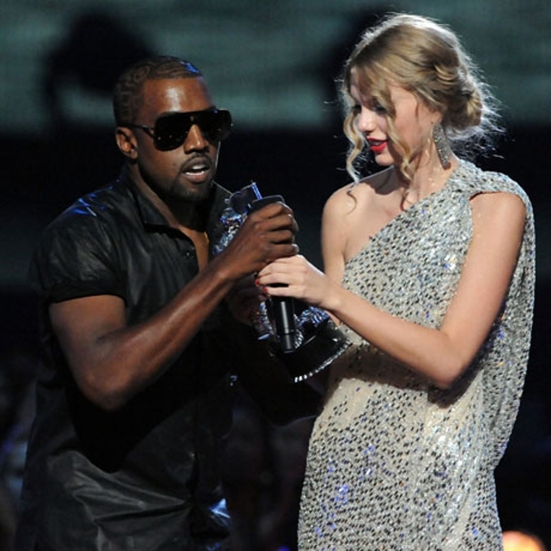Kanye West interrupts Taylor Swift's acceptance speech. (2009)