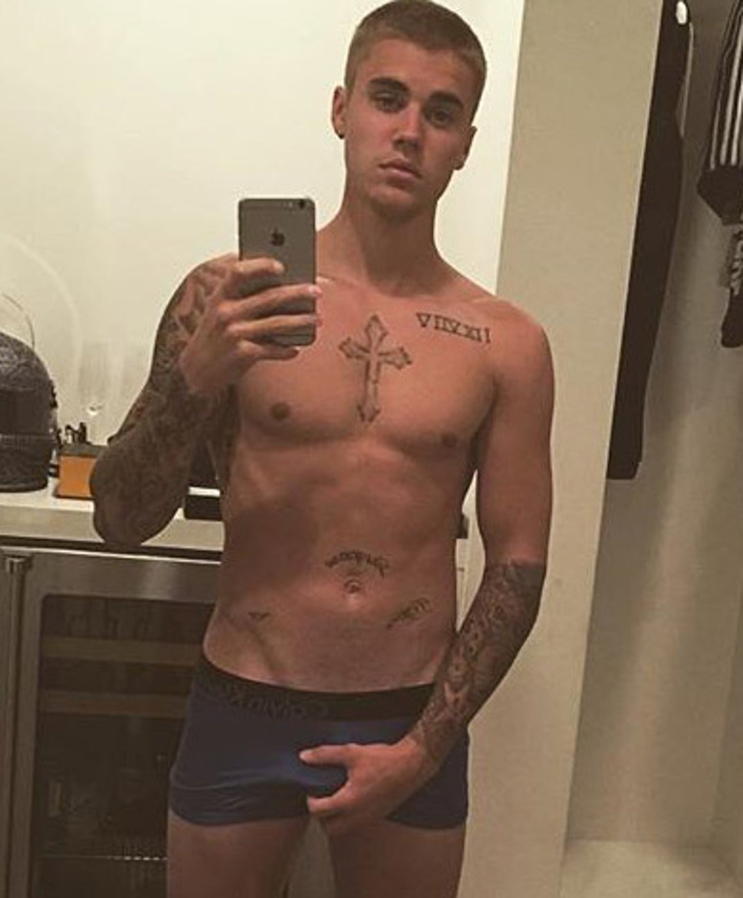 0816_justin_bieber_shirtless