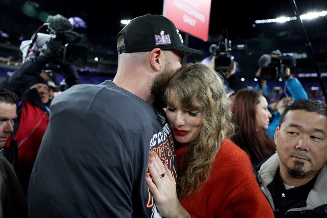 Taylor Swift Travis Kelce After Chiefs Win photos 7