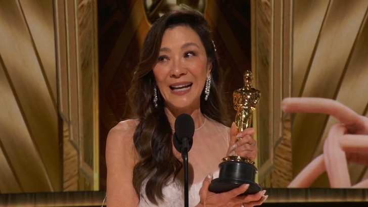 Michelle Yeoh, Oscar Kabul Konuşması Sırasında Don Lemon'da Tokatlıyor