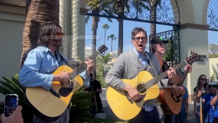 Weezer, Paramount Dışındaki Çarpıcı Yazarlar İçin Akustik Konser Verdi
