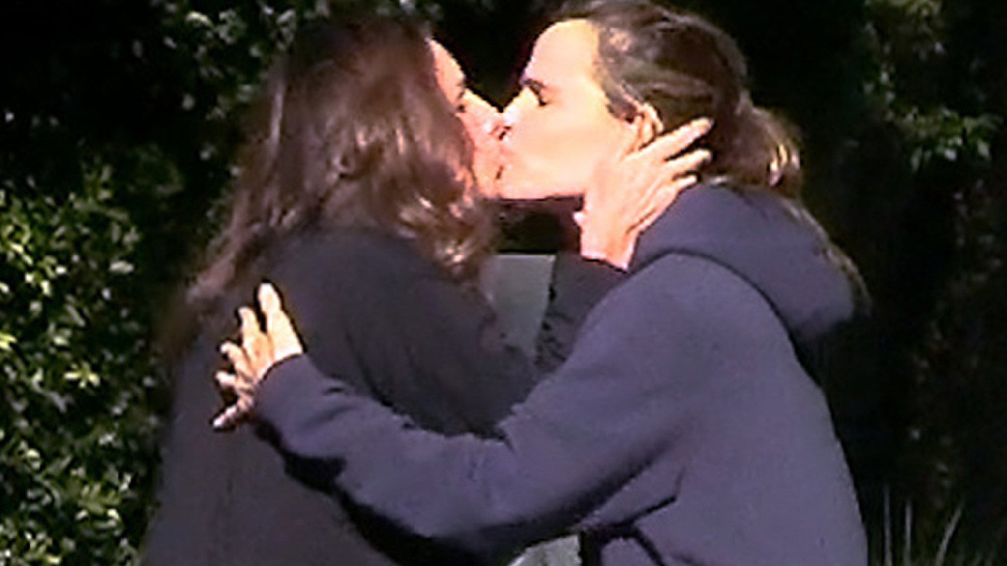 Jennifer Garner Kisses Gal Pal — See the Pic!