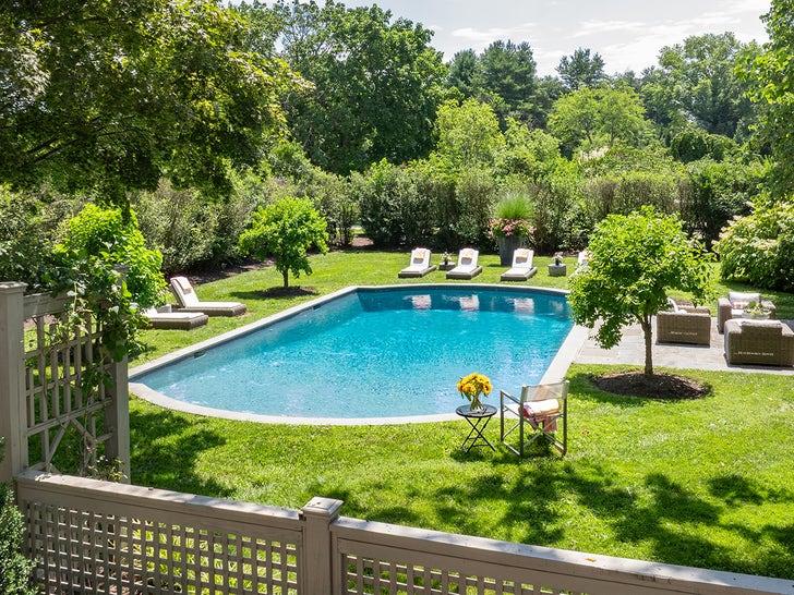 0925-Yolanda-Hadid-Family-Farm-Farm-Sub2
