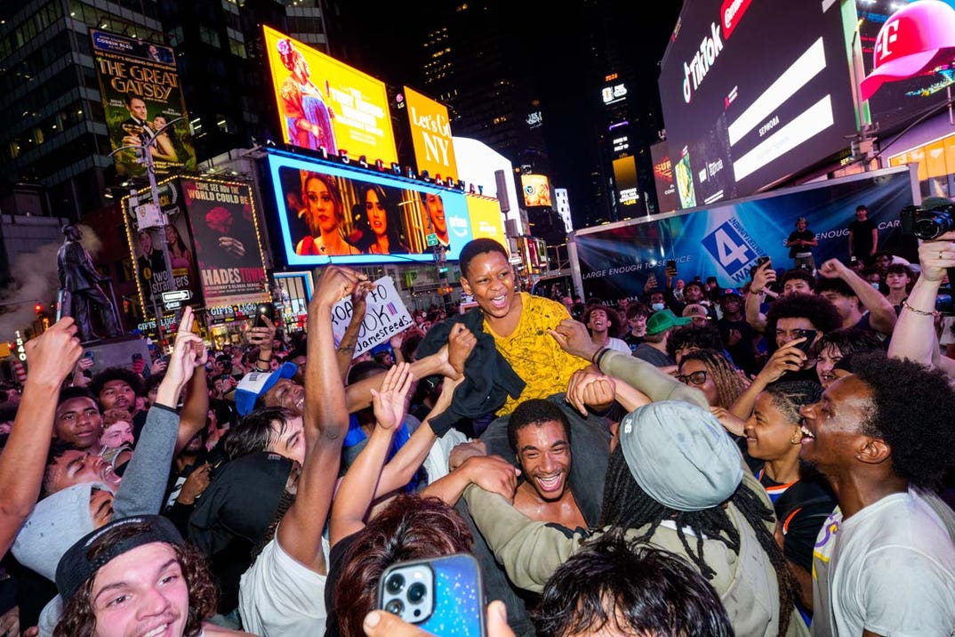knicks fans celebrate GettyImages-2280352761