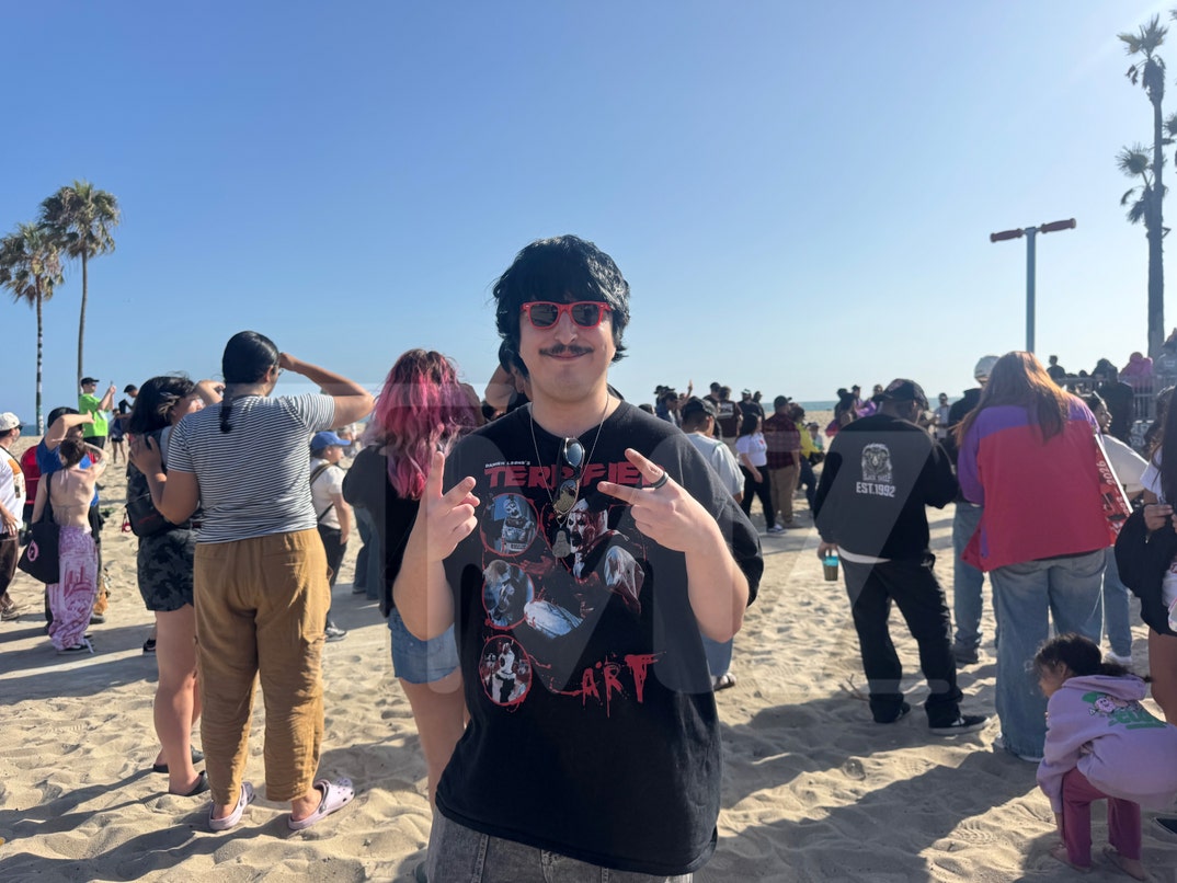 Oliver-Tree-Fans-Honor-the-Singer-at-Venice-Pop-Up-Memorial-6