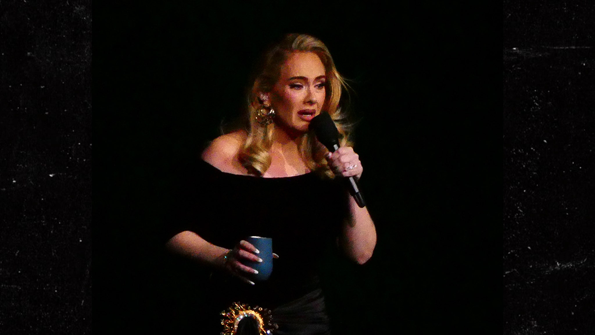 Adele scoppia ripetutamente in lacrime mentre inizia la sua residenza a Las Vegas