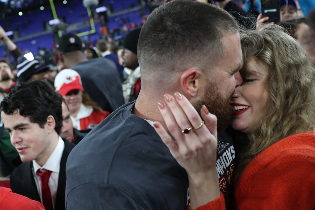 Taylor Swift Travis Kelce After Chiefs Win photos 15