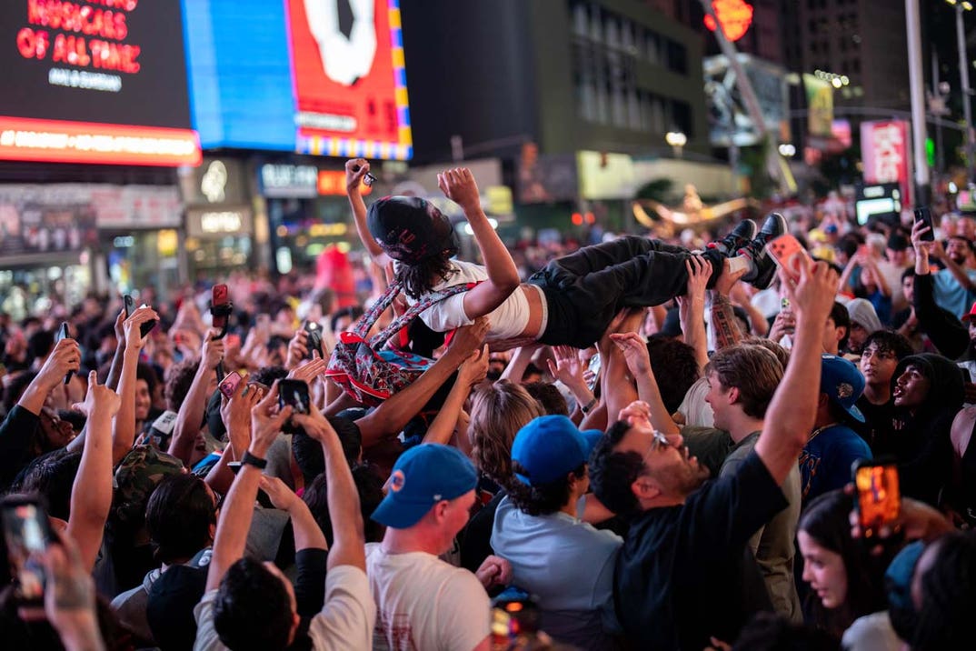 knicks fans celebrate GettyImages-2280357914