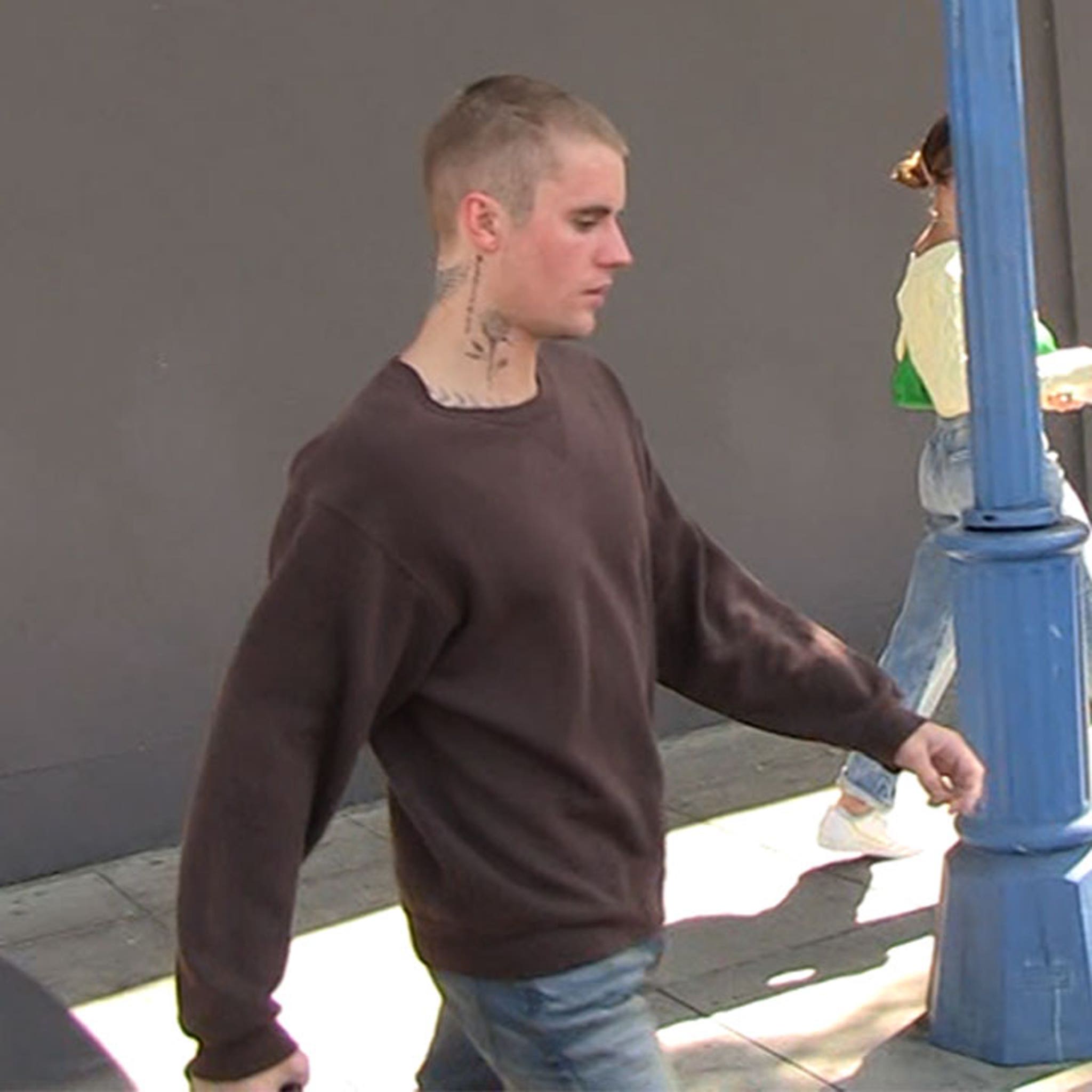 Justin Bieber Shows Off New Buzzed Haircut Loses The Locks