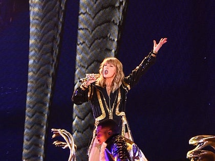 0509-taylor-swift-reputation-tour-performance-photos-thumb