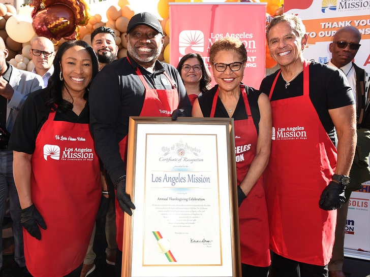 Nick Cannon et d’autres célébrités offrent un dîner de Thanksgiving aux sans-abri de Los Angeles