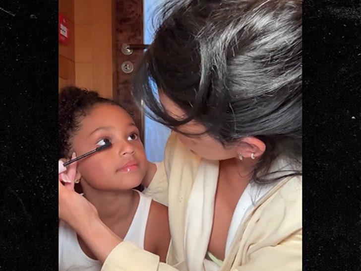 071625_kylie_jenner_mascara