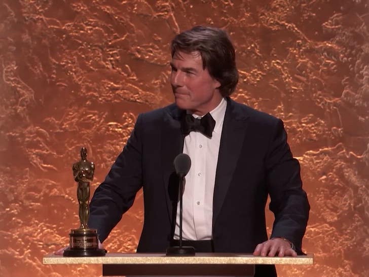 Tom Cruise's Oscar Speech Hilariously Similar to Nicole Kidman AMC Ad in Mash-Up 1 111725_tom_cruise_nicole_kidman_2154383