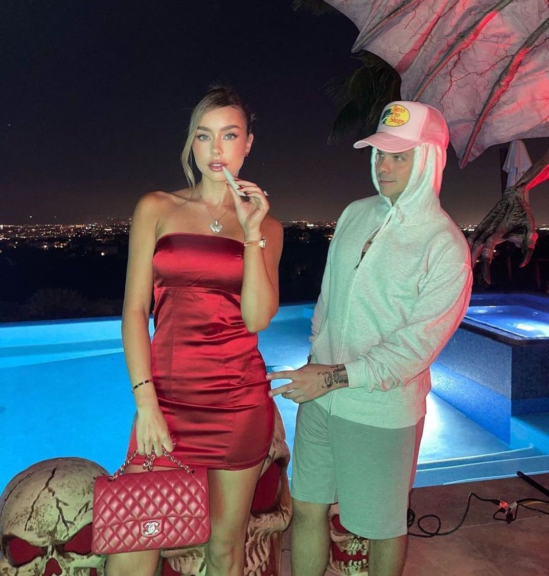 Sierra Furtado and Sam Winkler as Hailey and Justin Bieber