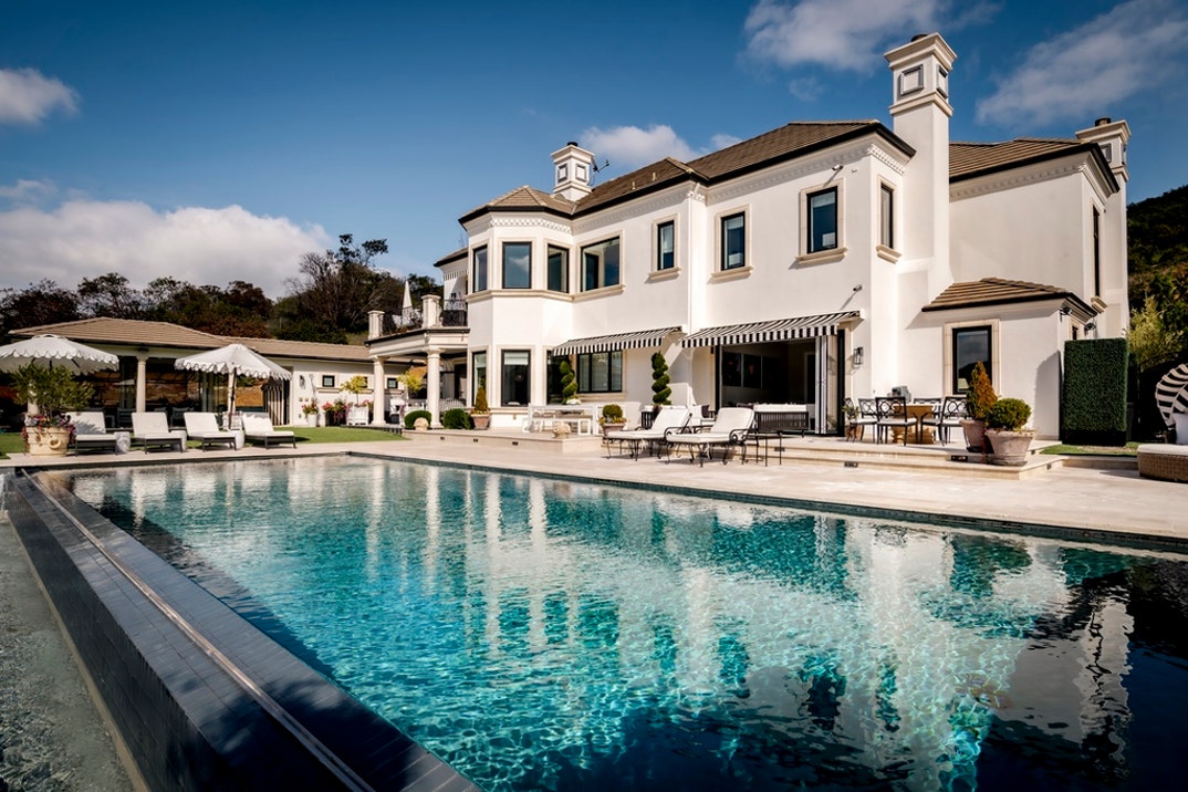 Paul Anka Relists Sherwood Estate 38