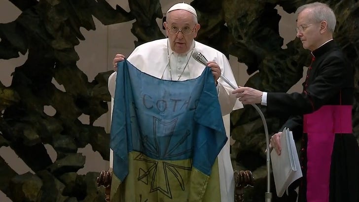 Papa Francis Ukrayna Bayrağını Öptü, Putin'i Savaşı Bitirmeye Çağırdı