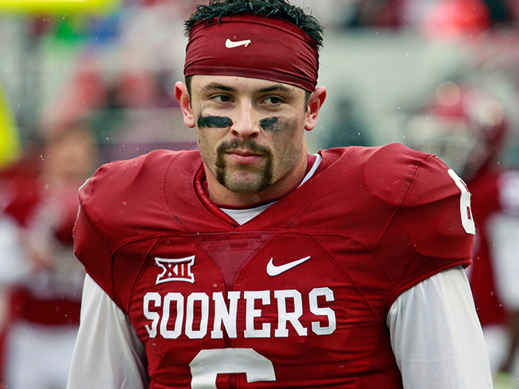 Oklahoma captains take Baker Mayfield's jersey with them to coin toss