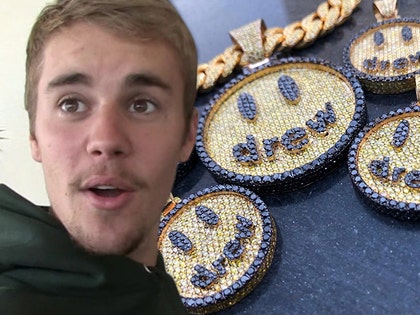 1228-justin-bieber-drew-smiley-face-pendant-tmz-01